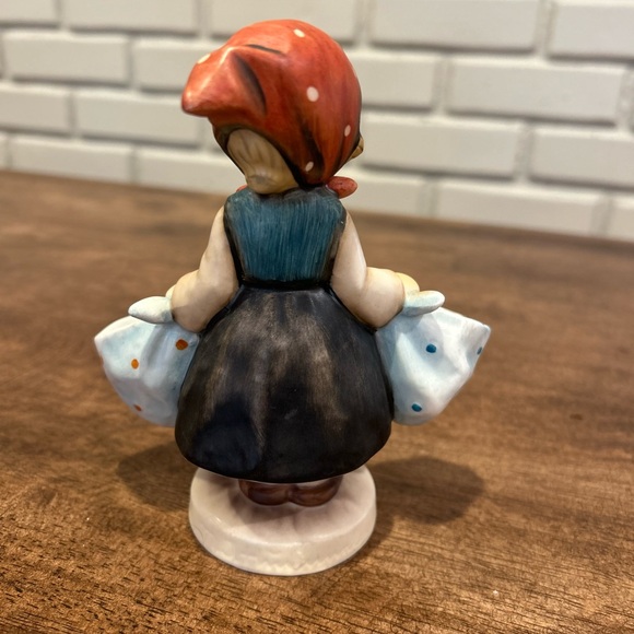 Goebel Hummel figurine titled "Mother's Darling" #175 - Picture 2 of 8